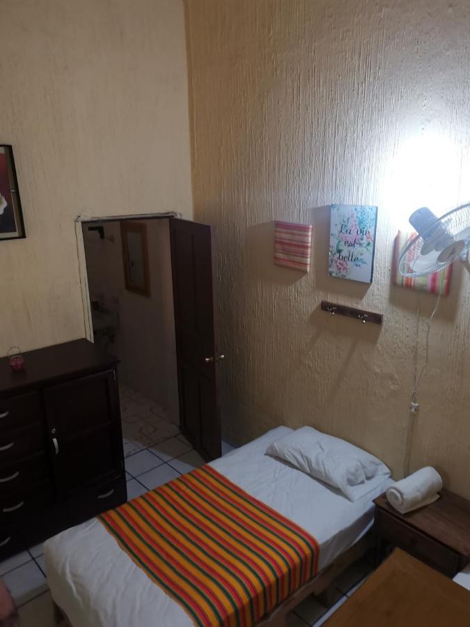 Hostal Guadalajara Ngoại thất bức ảnh